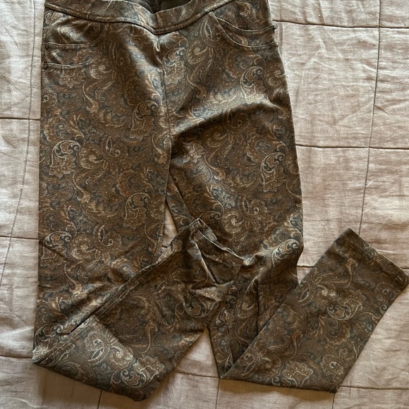 7 pair of pants. Size 28, 6, medium